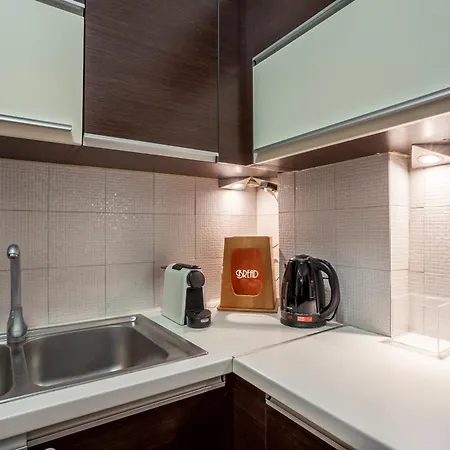 Spacious 2 Bedroom Center 5p *