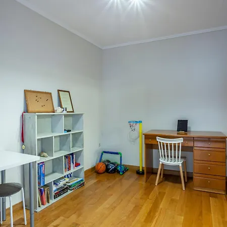 Spacious 2 Bedroom Center 5p *