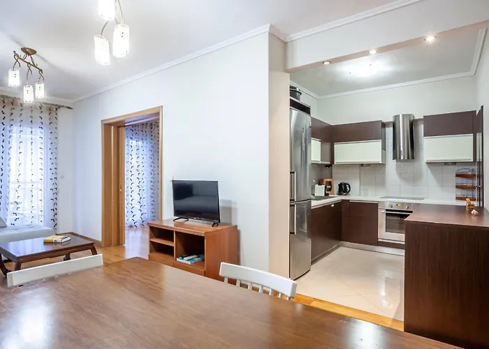 Spacious 2 Bedroom Center 5p *