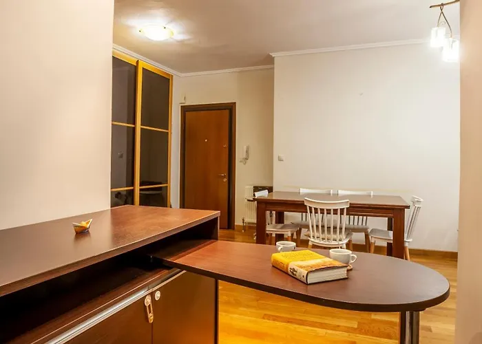 Spacious 2 Bedroom Center 5p Διαμέρισμα
