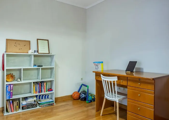 Spacious 2 Bedroom Center 5p *
