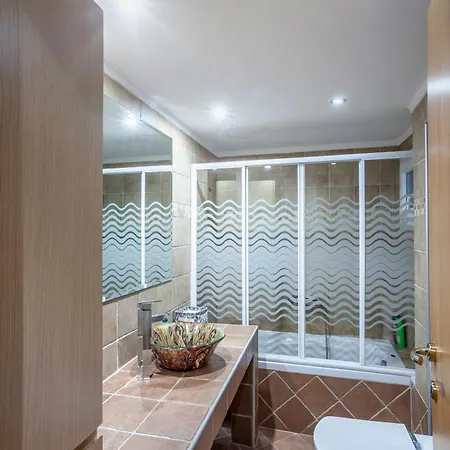 Spacious 2 Bedroom Center 5p *