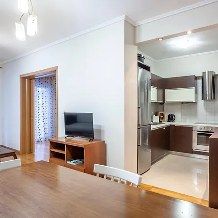 Spacious 2 Bedroom Center 5p *