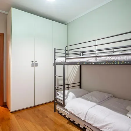 Spacious 2 Bedroom Center 5p