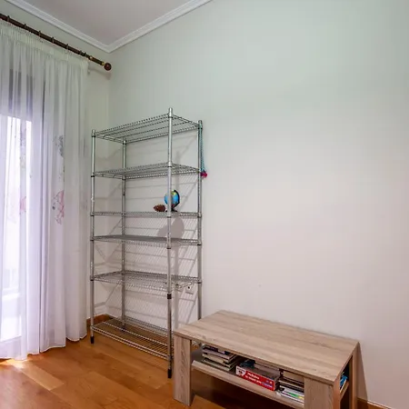 Spacious 2 Bedroom Center 5p *