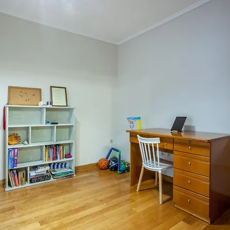 Spacious 2 Bedroom Center 5p *