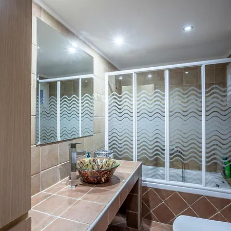 Spacious 2 Bedroom Center 5p