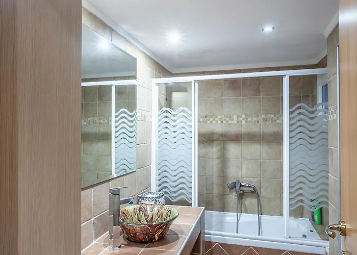 Spacious 2 Bedroom Center 5p سالونيك