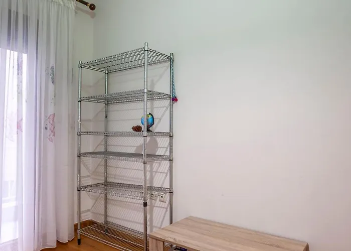 Spacious 2 Bedroom Center 5p *