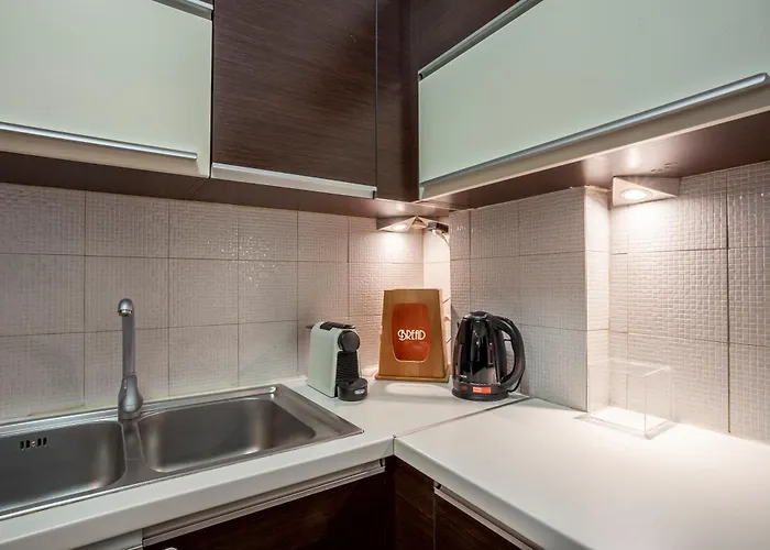 Spacious 2 Bedroom Center 5p *