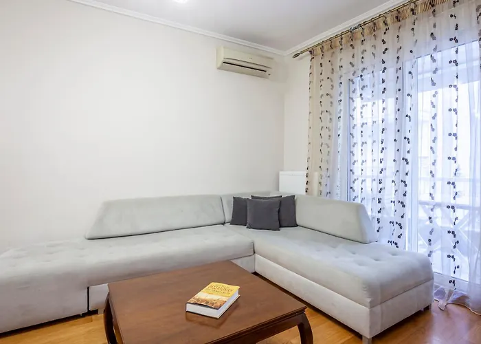 Spacious 2 Bedroom Center 5p