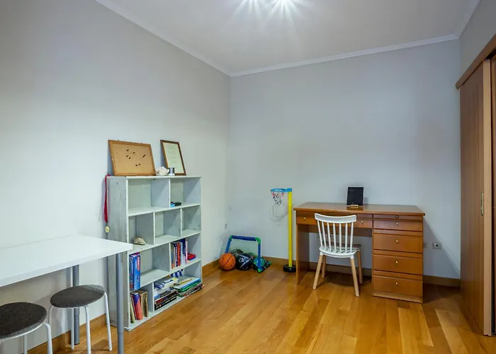 Spacious 2 Bedroom Center 5p *